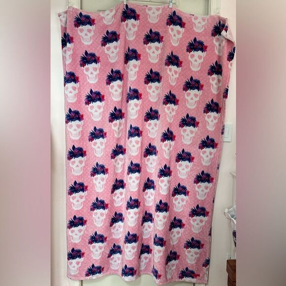 Betsey Johnson Oversized Plush Throw Skull Pink 70” X 50” - Picture 2 of 10